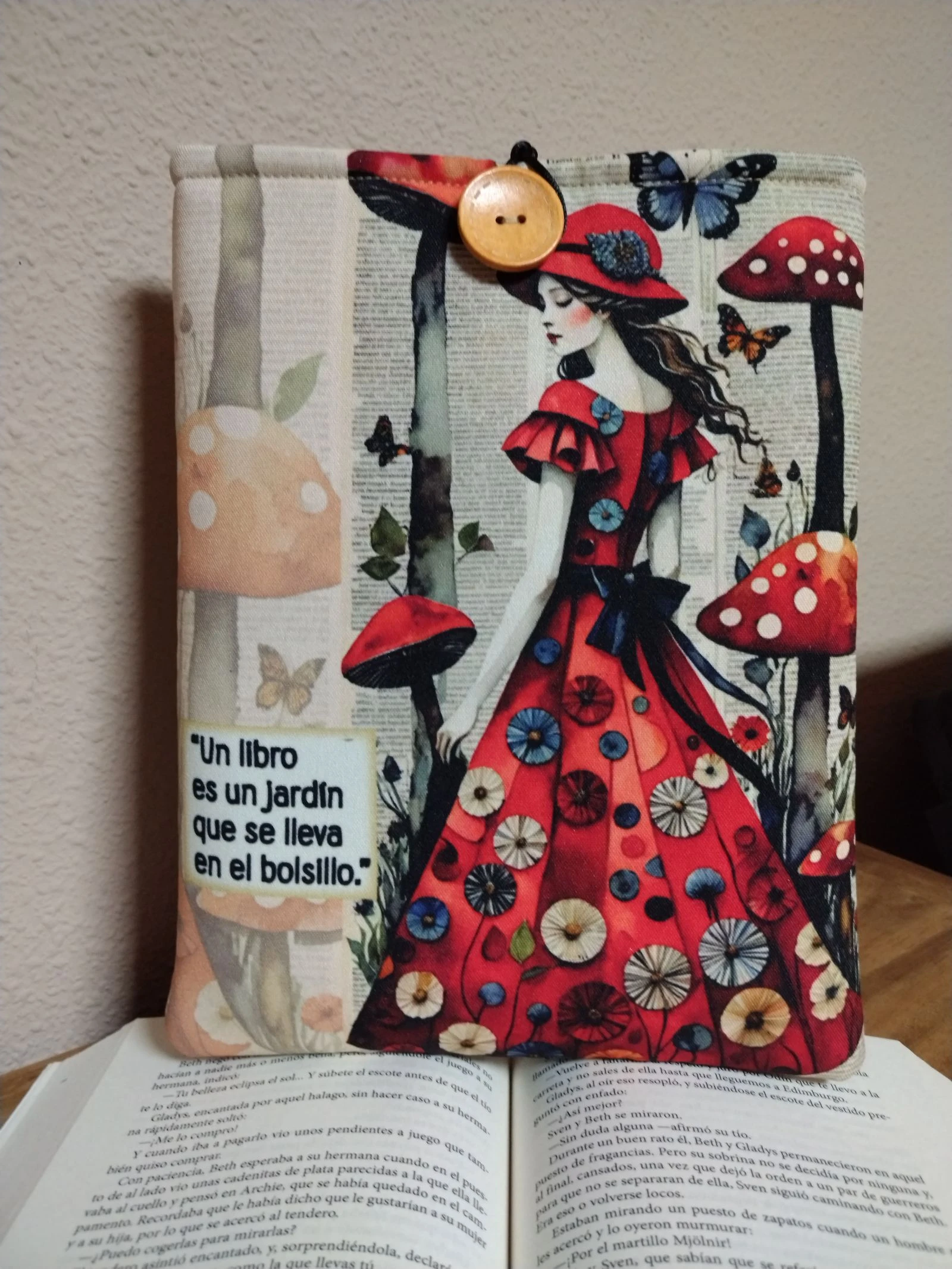 Funda literaria acolchada hecha a mano -  Diseño mujer estilo vitange con frase.
